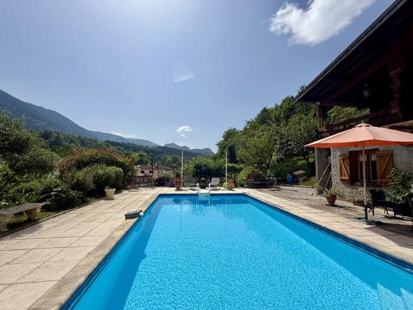 Spacieuse maison avec piscine et vue imprenable sur château de Montségur
