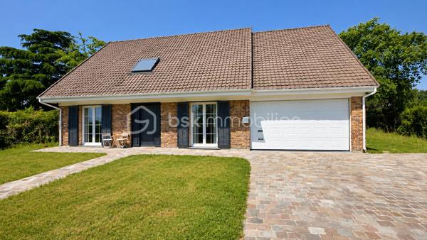 *** EXCLUSIVITÉ BSK IMMOBILIER ***

Unique sur le secteur. En fond de square et à proximité coulée verte et écoles, grande maison familiale de 180 m2 édifiée sur un terrain sans vis-à-vis de 800 m2 piscinable. 

Vaste entrée "cathédrale" qui s'ouvre sur une pièce à vivre de 70 m2 environ.  20 m2 de cuisine haut de gamme entièrement équipée SMEG. Salon connecté et salle à manger avec cheminée. 
Terrasse et jardin. 

Toujours au RDC, une chambre ou bureau, buanderie, salle d’eau et garage double isolé et carrelé avec porte motorisée.  

L'étage entièrement parqueté, grand palier baigné de lumière, SDB et 3 chambres 13, 17, 25 m2 dont une très belle suite parentale avec son dressing et sa salle d'eau italienne.  

Une maison idéalement située. Une rénovation récente et totale aussi bien du point de vue de l'aménagement et de l'équipement que du point de vue technique  : chauffage (PAC 2023), plomberie et électricité neuves. Maison réisolee en 2022 pour un DPE en B. 

Une visite ne manquera pas de vous séduire.