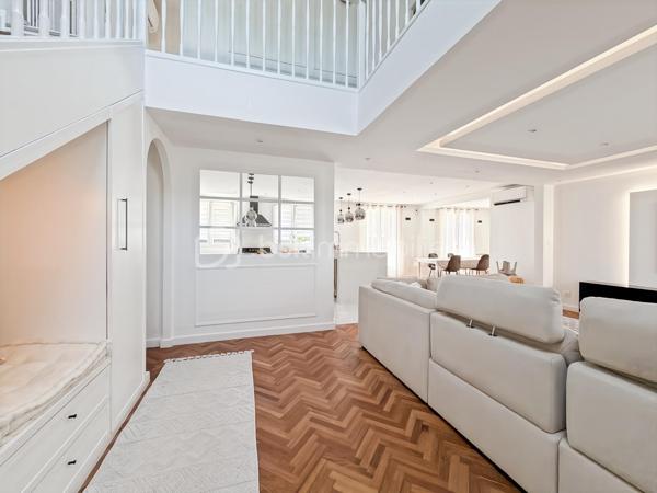 *** EXCLUSIVITÉ BSK IMMOBILIER ***

Unique sur le secteur. En fond de square et à proximité coulée verte et écoles, grande maison familiale de 180 m2 édifiée sur un terrain sans vis-à-vis de 800 m2 piscinable. 

Vaste entrée "cathédrale" qui s'ouvre sur une pièce à vivre de 70 m2 environ.  20 m2 de cuisine haut de gamme entièrement équipée SMEG. Salon connecté et salle à manger avec cheminée. 
Terrasse et jardin. 

Toujours au RDC, une chambre ou bureau, buanderie, salle d’eau et garage double isolé et carrelé avec porte motorisée.  

L'étage entièrement parqueté, grand palier baigné de lumière, SDB et 3 chambres 13, 17, 25 m2 dont une très belle suite parentale avec son dressing et sa salle d'eau italienne.  

Une maison idéalement située. Une rénovation récente et totale aussi bien du point de vue de l'aménagement et de l'équipement que du point de vue technique  : chauffage (PAC 2023), plomberie et électricité neuves. Maison réisolee en 2022 pour un DPE en B. 

Une visite ne manquera pas de vous séduire.