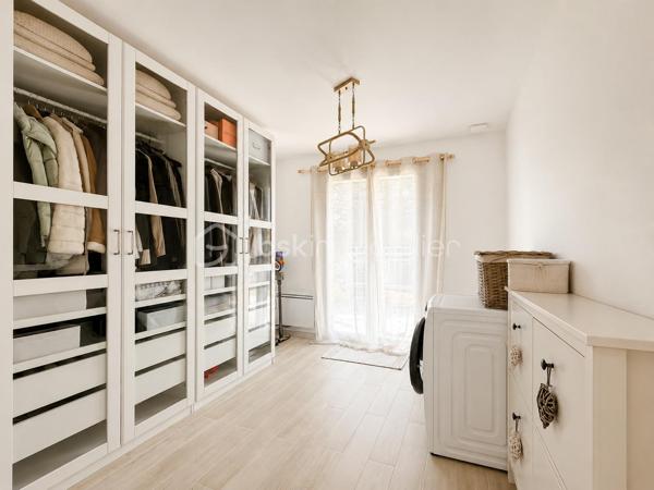 *** EXCLUSIVITÉ BSK IMMOBILIER ***

Unique sur le secteur. En fond de square et à proximité coulée verte et écoles, grande maison familiale de 180 m2 édifiée sur un terrain sans vis-à-vis de 800 m2 piscinable. 

Vaste entrée "cathédrale" qui s'ouvre sur une pièce à vivre de 70 m2 environ.  20 m2 de cuisine haut de gamme entièrement équipée SMEG. Salon connecté et salle à manger avec cheminée. 
Terrasse et jardin. 

Toujours au RDC, une chambre ou bureau, buanderie, salle d’eau et garage double isolé et carrelé avec porte motorisée.  

L'étage entièrement parqueté, grand palier baigné de lumière, SDB et 3 chambres 13, 17, 25 m2 dont une très belle suite parentale avec son dressing et sa salle d'eau italienne.  

Une maison idéalement située. Une rénovation récente et totale aussi bien du point de vue de l'aménagement et de l'équipement que du point de vue technique  : chauffage (PAC 2023), plomberie et électricité neuves. Maison réisolee en 2022 pour un DPE en B. 

Une visite ne manquera pas de vous séduire.