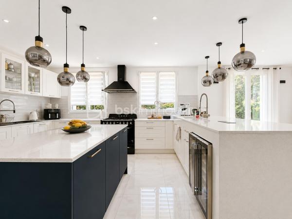 *** EXCLUSIVITÉ BSK IMMOBILIER ***

Unique sur le secteur. En fond de square et à proximité coulée verte et écoles, grande maison familiale de 180 m2 édifiée sur un terrain sans vis-à-vis de 800 m2 piscinable. 

Vaste entrée "cathédrale" qui s'ouvre sur une pièce à vivre de 70 m2 environ.  20 m2 de cuisine haut de gamme entièrement équipée SMEG. Salon connecté et salle à manger avec cheminée. 
Terrasse et jardin. 

Toujours au RDC, une chambre ou bureau, buanderie, salle d’eau et garage double isolé et carrelé avec porte motorisée.  

L'étage entièrement parqueté, grand palier baigné de lumière, SDB et 3 chambres 13, 17, 25 m2 dont une très belle suite parentale avec son dressing et sa salle d'eau italienne.  

Une maison idéalement située. Une rénovation récente et totale aussi bien du point de vue de l'aménagement et de l'équipement que du point de vue technique  : chauffage (PAC 2023), plomberie et électricité neuves. Maison réisolee en 2022 pour un DPE en B. 

Une visite ne manquera pas de vous séduire.