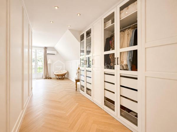 *** EXCLUSIVITÉ BSK IMMOBILIER ***

Unique sur le secteur. En fond de square et à proximité coulée verte et écoles, grande maison familiale de 180 m2 édifiée sur un terrain sans vis-à-vis de 800 m2 piscinable. 

Vaste entrée "cathédrale" qui s'ouvre sur une pièce à vivre de 70 m2 environ.  20 m2 de cuisine haut de gamme entièrement équipée SMEG. Salon connecté et salle à manger avec cheminée. 
Terrasse et jardin. 

Toujours au RDC, une chambre ou bureau, buanderie, salle d’eau et garage double isolé et carrelé avec porte motorisée.  

L'étage entièrement parqueté, grand palier baigné de lumière, SDB et 3 chambres 13, 17, 25 m2 dont une très belle suite parentale avec son dressing et sa salle d'eau italienne.  

Une maison idéalement située. Une rénovation récente et totale aussi bien du point de vue de l'aménagement et de l'équipement que du point de vue technique  : chauffage (PAC 2023), plomberie et électricité neuves. Maison réisolee en 2022 pour un DPE en B. 

Une visite ne manquera pas de vous séduire.