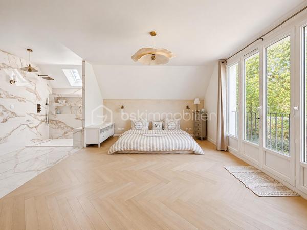 *** EXCLUSIVITÉ BSK IMMOBILIER ***

Unique sur le secteur. En fond de square et à proximité coulée verte et écoles, grande maison familiale de 180 m2 édifiée sur un terrain sans vis-à-vis de 800 m2 piscinable. 

Vaste entrée "cathédrale" qui s'ouvre sur une pièce à vivre de 70 m2 environ.  20 m2 de cuisine haut de gamme entièrement équipée SMEG. Salon connecté et salle à manger avec cheminée. 
Terrasse et jardin. 

Toujours au RDC, une chambre ou bureau, buanderie, salle d’eau et garage double isolé et carrelé avec porte motorisée.  

L'étage entièrement parqueté, grand palier baigné de lumière, SDB et 3 chambres 13, 17, 25 m2 dont une très belle suite parentale avec son dressing et sa salle d'eau italienne.  

Une maison idéalement située. Une rénovation récente et totale aussi bien du point de vue de l'aménagement et de l'équipement que du point de vue technique  : chauffage (PAC 2023), plomberie et électricité neuves. Maison réisolee en 2022 pour un DPE en B. 

Une visite ne manquera pas de vous séduire.