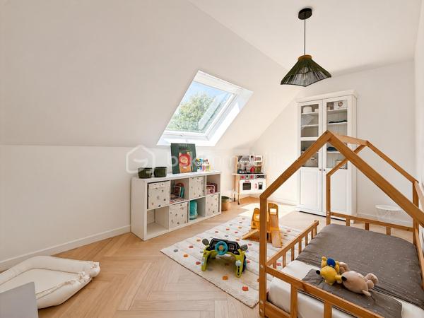 *** EXCLUSIVITÉ BSK IMMOBILIER ***

Unique sur le secteur. En fond de square et à proximité coulée verte et écoles, grande maison familiale de 180 m2 édifiée sur un terrain sans vis-à-vis de 800 m2 piscinable. 

Vaste entrée "cathédrale" qui s'ouvre sur une pièce à vivre de 70 m2 environ.  20 m2 de cuisine haut de gamme entièrement équipée SMEG. Salon connecté et salle à manger avec cheminée. 
Terrasse et jardin. 

Toujours au RDC, une chambre ou bureau, buanderie, salle d’eau et garage double isolé et carrelé avec porte motorisée.  

L'étage entièrement parqueté, grand palier baigné de lumière, SDB et 3 chambres 13, 17, 25 m2 dont une très belle suite parentale avec son dressing et sa salle d'eau italienne.  

Une maison idéalement située. Une rénovation récente et totale aussi bien du point de vue de l'aménagement et de l'équipement que du point de vue technique  : chauffage (PAC 2023), plomberie et électricité neuves. Maison réisolee en 2022 pour un DPE en B. 

Une visite ne manquera pas de vous séduire.