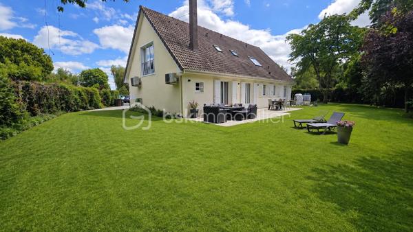*** EXCLUSIVITÉ BSK IMMOBILIER ***

Unique sur le secteur. En fond de square et à proximité coulée verte et écoles, grande maison familiale de 180 m2 édifiée sur un terrain sans vis-à-vis de 800 m2 piscinable. 

Vaste entrée "cathédrale" qui s'ouvre sur une pièce à vivre de 70 m2 environ.  20 m2 de cuisine haut de gamme entièrement équipée SMEG. Salon connecté et salle à manger avec cheminée. 
Terrasse et jardin. 

Toujours au RDC, une chambre ou bureau, buanderie, salle d’eau et garage double isolé et carrelé avec porte motorisée.  

L'étage entièrement parqueté, grand palier baigné de lumière, SDB et 3 chambres 13, 17, 25 m2 dont une très belle suite parentale avec son dressing et sa salle d'eau italienne.  

Une maison idéalement située. Une rénovation récente et totale aussi bien du point de vue de l'aménagement et de l'équipement que du point de vue technique  : chauffage (PAC 2023), plomberie et électricité neuves. Maison réisolee en 2022 pour un DPE en B. 

Une visite ne manquera pas de vous séduire.