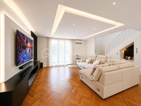 *** EXCLUSIVITÉ BSK IMMOBILIER ***

Unique sur le secteur. En fond de square et à proximité coulée verte et écoles, grande maison familiale de 180 m2 édifiée sur un terrain sans vis-à-vis de 800 m2 piscinable. 

Vaste entrée "cathédrale" qui s'ouvre sur une pièce à vivre de 70 m2 environ.  20 m2 de cuisine haut de gamme entièrement équipée SMEG. Salon connecté et salle à manger avec cheminée. 
Terrasse et jardin. 

Toujours au RDC, une chambre ou bureau, buanderie, salle d’eau et garage double isolé et carrelé avec porte motorisée.  

L'étage entièrement parqueté, grand palier baigné de lumière, SDB et 3 chambres 13, 17, 25 m2 dont une très belle suite parentale avec son dressing et sa salle d'eau italienne.  

Une maison idéalement située. Une rénovation récente et totale aussi bien du point de vue de l'aménagement et de l'équipement que du point de vue technique  : chauffage (PAC 2023), plomberie et électricité neuves. Maison réisolee en 2022 pour un DPE en B. 

Une visite ne manquera pas de vous séduire.