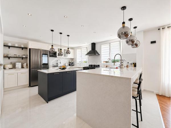 *** EXCLUSIVITÉ BSK IMMOBILIER ***

Unique sur le secteur. En fond de square et à proximité coulée verte et écoles, grande maison familiale de 180 m2 édifiée sur un terrain sans vis-à-vis de 800 m2 piscinable. 

Vaste entrée "cathédrale" qui s'ouvre sur une pièce à vivre de 70 m2 environ.  20 m2 de cuisine haut de gamme entièrement équipée SMEG. Salon connecté et salle à manger avec cheminée. 
Terrasse et jardin. 

Toujours au RDC, une chambre ou bureau, buanderie, salle d’eau et garage double isolé et carrelé avec porte motorisée.  

L'étage entièrement parqueté, grand palier baigné de lumière, SDB et 3 chambres 13, 17, 25 m2 dont une très belle suite parentale avec son dressing et sa salle d'eau italienne.  

Une maison idéalement située. Une rénovation récente et totale aussi bien du point de vue de l'aménagement et de l'équipement que du point de vue technique  : chauffage (PAC 2023), plomberie et électricité neuves. Maison réisolee en 2022 pour un DPE en B. 

Une visite ne manquera pas de vous séduire.