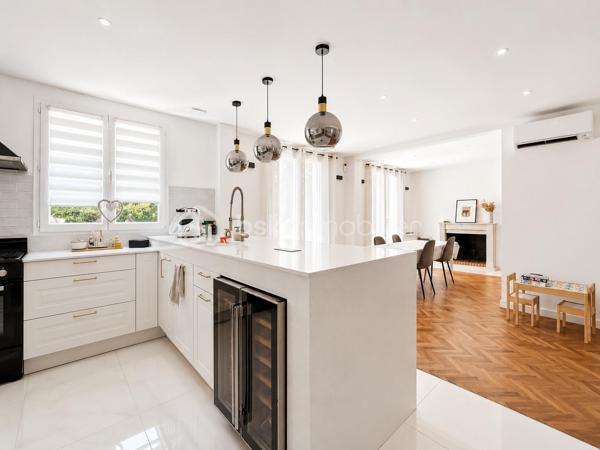 *** EXCLUSIVITÉ BSK IMMOBILIER ***

Unique sur le secteur. En fond de square et à proximité coulée verte et écoles, grande maison familiale de 180 m2 édifiée sur un terrain sans vis-à-vis de 800 m2 piscinable. 

Vaste entrée "cathédrale" qui s'ouvre sur une pièce à vivre de 70 m2 environ.  20 m2 de cuisine haut de gamme entièrement équipée SMEG. Salon connecté et salle à manger avec cheminée. 
Terrasse et jardin. 

Toujours au RDC, une chambre ou bureau, buanderie, salle d’eau et garage double isolé et carrelé avec porte motorisée.  

L'étage entièrement parqueté, grand palier baigné de lumière, SDB et 3 chambres 13, 17, 25 m2 dont une très belle suite parentale avec son dressing et sa salle d'eau italienne.  

Une maison idéalement située. Une rénovation récente et totale aussi bien du point de vue de l'aménagement et de l'équipement que du point de vue technique  : chauffage (PAC 2023), plomberie et électricité neuves. Maison réisolee en 2022 pour un DPE en B. 

Une visite ne manquera pas de vous séduire.