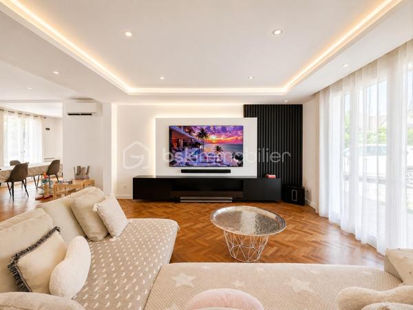 *** EXCLUSIVITÉ BSK IMMOBILIER ***

Unique sur le secteur. En fond de square et à proximité coulée verte et écoles, grande maison familiale de 180 m2 édifiée sur un terrain sans vis-à-vis de 800 m2 piscinable. 

Vaste entrée "cathédrale" qui s'ouvre sur une pièce à vivre de 70 m2 environ.  20 m2 de cuisine haut de gamme entièrement équipée SMEG. Salon connecté et salle à manger avec cheminée. 
Terrasse et jardin. 

Toujours au RDC, une chambre ou bureau, buanderie, salle d’eau et garage double isolé et carrelé avec porte motorisée.  

L'étage entièrement parqueté, grand palier baigné de lumière, SDB et 3 chambres 13, 17, 25 m2 dont une très belle suite parentale avec son dressing et sa salle d'eau italienne.  

Une maison idéalement située. Une rénovation récente et totale aussi bien du point de vue de l'aménagement et de l'équipement que du point de vue technique  : chauffage (PAC 2023), plomberie et électricité neuves. Maison réisolee en 2022 pour un DPE en B. 

Une visite ne manquera pas de vous séduire.