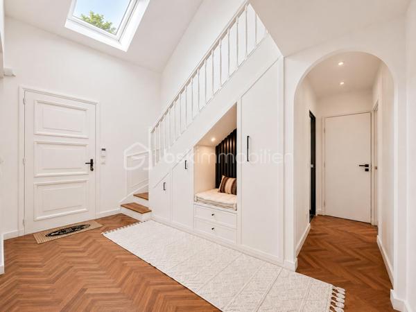 *** EXCLUSIVITÉ BSK IMMOBILIER ***

Unique sur le secteur. En fond de square et à proximité coulée verte et écoles, grande maison familiale de 180 m2 édifiée sur un terrain sans vis-à-vis de 800 m2 piscinable. 

Vaste entrée "cathédrale" qui s'ouvre sur une pièce à vivre de 70 m2 environ.  20 m2 de cuisine haut de gamme entièrement équipée SMEG. Salon connecté et salle à manger avec cheminée. 
Terrasse et jardin. 

Toujours au RDC, une chambre ou bureau, buanderie, salle d’eau et garage double isolé et carrelé avec porte motorisée.  

L'étage entièrement parqueté, grand palier baigné de lumière, SDB et 3 chambres 13, 17, 25 m2 dont une très belle suite parentale avec son dressing et sa salle d'eau italienne.  

Une maison idéalement située. Une rénovation récente et totale aussi bien du point de vue de l'aménagement et de l'équipement que du point de vue technique  : chauffage (PAC 2023), plomberie et électricité neuves. Maison réisolee en 2022 pour un DPE en B. 

Une visite ne manquera pas de vous séduire.