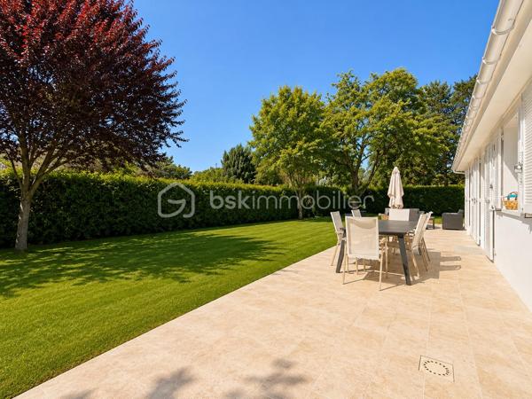 *** EXCLUSIVITÉ BSK IMMOBILIER ***

Unique sur le secteur. En fond de square et à proximité coulée verte et écoles, grande maison familiale de 180 m2 édifiée sur un terrain sans vis-à-vis de 800 m2 piscinable. 

Vaste entrée "cathédrale" qui s'ouvre sur une pièce à vivre de 70 m2 environ.  20 m2 de cuisine haut de gamme entièrement équipée SMEG. Salon connecté et salle à manger avec cheminée. 
Terrasse et jardin. 

Toujours au RDC, une chambre ou bureau, buanderie, salle d’eau et garage double isolé et carrelé avec porte motorisée.  

L'étage entièrement parqueté, grand palier baigné de lumière, SDB et 3 chambres 13, 17, 25 m2 dont une très belle suite parentale avec son dressing et sa salle d'eau italienne.  

Une maison idéalement située. Une rénovation récente et totale aussi bien du point de vue de l'aménagement et de l'équipement que du point de vue technique  : chauffage (PAC 2023), plomberie et électricité neuves. Maison réisolee en 2022 pour un DPE en B. 

Une visite ne manquera pas de vous séduire.