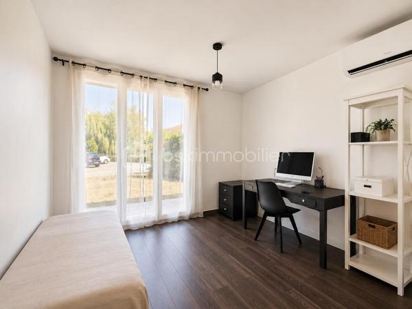 *** EXCLUSIVITÉ BSK IMMOBILIER ***

Unique sur le secteur. En fond de square et à proximité coulée verte et écoles, grande maison familiale de 180 m2 édifiée sur un terrain sans vis-à-vis de 800 m2 piscinable. 

Vaste entrée "cathédrale" qui s'ouvre sur une pièce à vivre de 70 m2 environ.  20 m2 de cuisine haut de gamme entièrement équipée SMEG. Salon connecté et salle à manger avec cheminée. 
Terrasse et jardin. 

Toujours au RDC, une chambre ou bureau, buanderie, salle d’eau et garage double isolé et carrelé avec porte motorisée.  

L'étage entièrement parqueté, grand palier baigné de lumière, SDB et 3 chambres 13, 17, 25 m2 dont une très belle suite parentale avec son dressing et sa salle d'eau italienne.  

Une maison idéalement située. Une rénovation récente et totale aussi bien du point de vue de l'aménagement et de l'équipement que du point de vue technique  : chauffage (PAC 2023), plomberie et électricité neuves. Maison réisolee en 2022 pour un DPE en B. 

Une visite ne manquera pas de vous séduire.