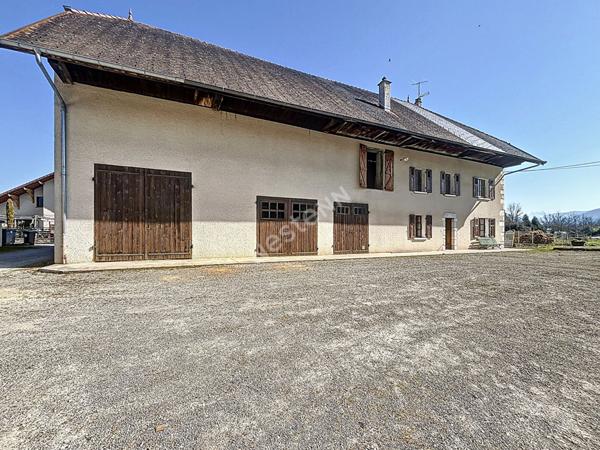 Duplex en rez-de-jardin, plateau brut viabilise dans une ferme a Metz-Tessy