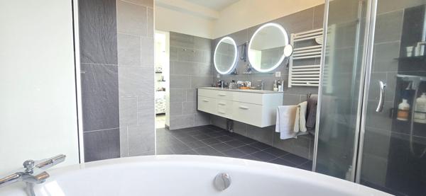 Superbe maison d'architecte avec piscine intérieure