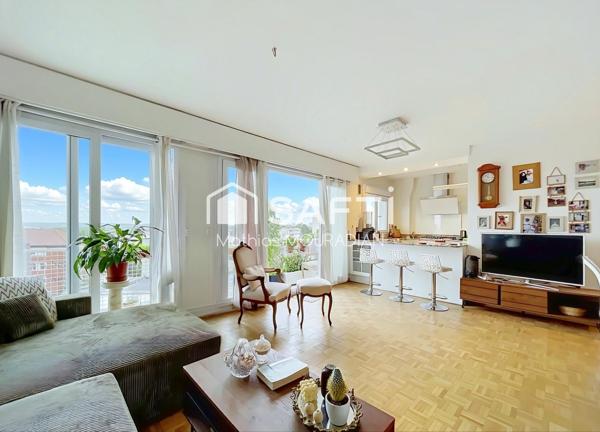 Un dernier étage baigné de lumière avec 25 m² de véranda et une terrasse exceptionnelle de 92 m².