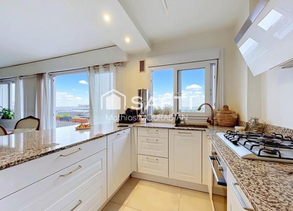 Un dernier étage baigné de lumière avec 25 m² de véranda et une terrasse exceptionnelle de 92 m².