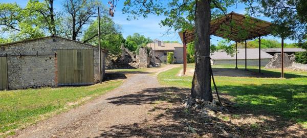 Ancien hameau familial en pierre à rénover avec granges