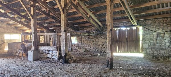 Ancien hameau familial en pierre à rénover avec granges
