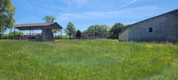 Ancien hameau familial en pierre à rénover avec granges