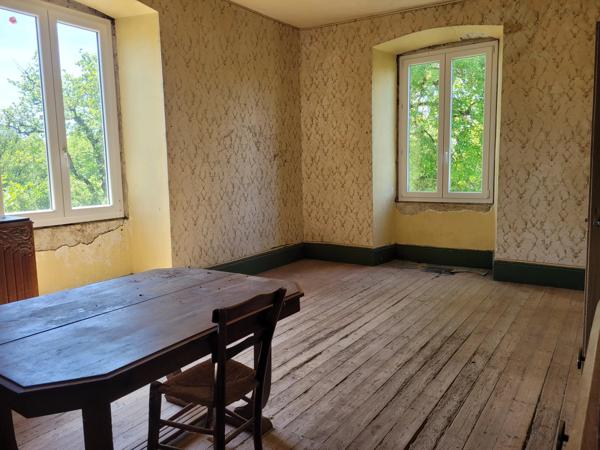 Ancien hameau familial en pierre à rénover avec granges
