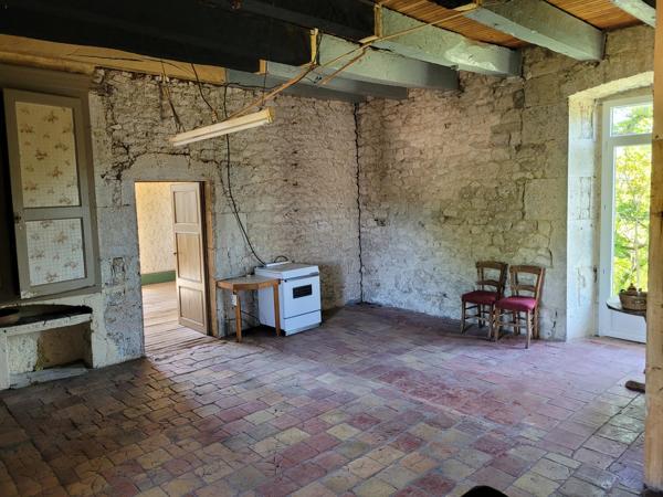 Ancien hameau familial en pierre à rénover avec granges