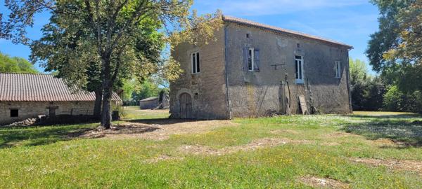 Ancien hameau familial en pierre à rénover avec granges