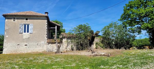 Ancien hameau familial en pierre à rénover avec granges