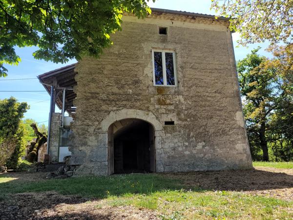 Ancien hameau familial en pierre à rénover avec granges