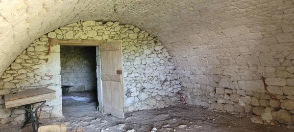 Ancien hameau familial en pierre à rénover avec granges