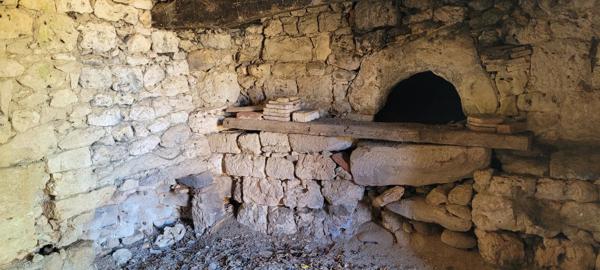 Ancien hameau familial en pierre à rénover avec granges