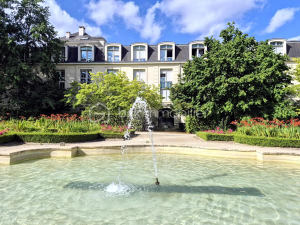 En plein cœur de Châtillon, face au parc des Sarments, découvrez ce charmant appartement 2 pièces d'environ 55 m², situé en rez-de-chaussée au sein de la résidence Paloma, une copropriété recherchée construite en 1991.

Fonctionnel et agréable à vivre, il se compose d'une entrée avec couloir desservant une cuisine indépendante, un séjour spacieux (23 m²) bénéficiant d'un espace penderie, une chambre ainsi qu'une salle de bains avec WC.

Une cave et une place de parking privative complètent ce bien.

Vous apprécierez avant tout son emplacement privilégié, en plein centre-ville, face au parc des Sarments et à proximité immédiate des commerces, des transports, des écoles et de toutes les commodités.

Véritable atout en été : l'appartement conserve une température agréable, même lors des épisodes de fortes chaleurs.

Un appartement idéal pour un premier achat, un investissement locatif ou un pied-à-terre, offrant un cadre de vie pratique et recherché.