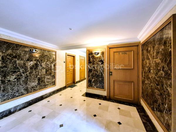 En plein cœur de Châtillon, face au parc des Sarments, découvrez ce charmant appartement 2 pièces d'environ 55 m², situé en rez-de-chaussée au sein de la résidence Paloma, une copropriété recherchée construite en 1991.

Fonctionnel et agréable à vivre, il se compose d'une entrée avec couloir desservant une cuisine indépendante, un séjour spacieux (23 m²) bénéficiant d'un espace penderie, une chambre ainsi qu'une salle de bains avec WC.

Une cave et une place de parking privative complètent ce bien.

Vous apprécierez avant tout son emplacement privilégié, en plein centre-ville, face au parc des Sarments et à proximité immédiate des commerces, des transports, des écoles et de toutes les commodités.

Véritable atout en été : l'appartement conserve une température agréable, même lors des épisodes de fortes chaleurs.

Un appartement idéal pour un premier achat, un investissement locatif ou un pied-à-terre, offrant un cadre de vie pratique et recherché.