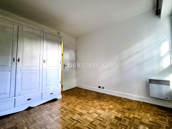 En plein cœur de Châtillon, face au parc des Sarments, découvrez ce charmant appartement 2 pièces d'environ 55 m², situé en rez-de-chaussée au sein de la résidence Paloma, une copropriété recherchée construite en 1991.

Fonctionnel et agréable à vivre, il se compose d'une entrée avec couloir desservant une cuisine indépendante, un séjour spacieux (23 m²) bénéficiant d'un espace penderie, une chambre ainsi qu'une salle de bains avec WC.

Une cave et une place de parking privative complètent ce bien.

Vous apprécierez avant tout son emplacement privilégié, en plein centre-ville, face au parc des Sarments et à proximité immédiate des commerces, des transports, des écoles et de toutes les commodités.

Véritable atout en été : l'appartement conserve une température agréable, même lors des épisodes de fortes chaleurs.

Un appartement idéal pour un premier achat, un investissement locatif ou un pied-à-terre, offrant un cadre de vie pratique et recherché.