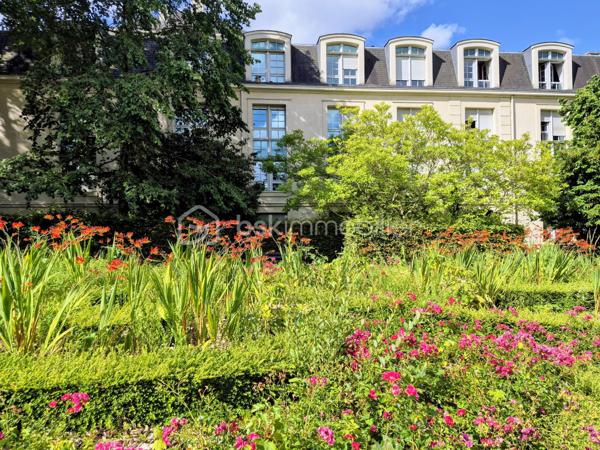 En plein cœur de Châtillon, face au parc des Sarments, découvrez ce charmant appartement 2 pièces d'environ 55 m², situé en rez-de-chaussée au sein de la résidence Paloma, une copropriété recherchée construite en 1991.

Fonctionnel et agréable à vivre, il se compose d'une entrée avec couloir desservant une cuisine indépendante, un séjour spacieux (23 m²) bénéficiant d'un espace penderie, une chambre ainsi qu'une salle de bains avec WC.

Une cave et une place de parking privative complètent ce bien.

Vous apprécierez avant tout son emplacement privilégié, en plein centre-ville, face au parc des Sarments et à proximité immédiate des commerces, des transports, des écoles et de toutes les commodités.

Véritable atout en été : l'appartement conserve une température agréable, même lors des épisodes de fortes chaleurs.

Un appartement idéal pour un premier achat, un investissement locatif ou un pied-à-terre, offrant un cadre de vie pratique et recherché.