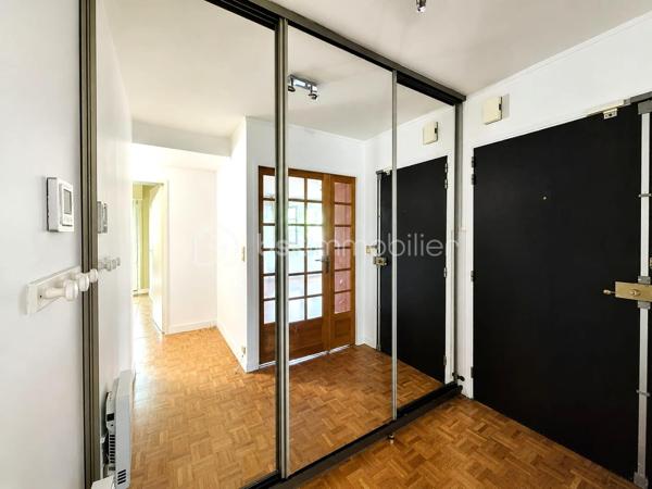 En plein cœur de Châtillon, face au parc des Sarments, découvrez ce charmant appartement 2 pièces d'environ 55 m², situé en rez-de-chaussée au sein de la résidence Paloma, une copropriété recherchée construite en 1991.

Fonctionnel et agréable à vivre, il se compose d'une entrée avec couloir desservant une cuisine indépendante, un séjour spacieux (23 m²) bénéficiant d'un espace penderie, une chambre ainsi qu'une salle de bains avec WC.

Une cave et une place de parking privative complètent ce bien.

Vous apprécierez avant tout son emplacement privilégié, en plein centre-ville, face au parc des Sarments et à proximité immédiate des commerces, des transports, des écoles et de toutes les commodités.

Véritable atout en été : l'appartement conserve une température agréable, même lors des épisodes de fortes chaleurs.

Un appartement idéal pour un premier achat, un investissement locatif ou un pied-à-terre, offrant un cadre de vie pratique et recherché.