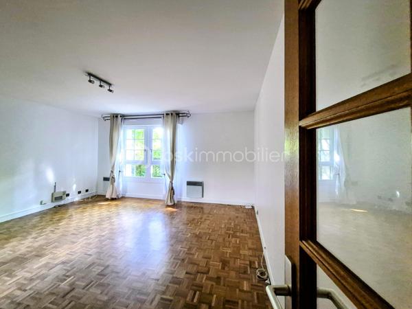 En plein cœur de Châtillon, face au parc des Sarments, découvrez ce charmant appartement 2 pièces d'environ 55 m², situé en rez-de-chaussée au sein de la résidence Paloma, une copropriété recherchée construite en 1991.

Fonctionnel et agréable à vivre, il se compose d'une entrée avec couloir desservant une cuisine indépendante, un séjour spacieux (23 m²) bénéficiant d'un espace penderie, une chambre ainsi qu'une salle de bains avec WC.

Une cave et une place de parking privative complètent ce bien.

Vous apprécierez avant tout son emplacement privilégié, en plein centre-ville, face au parc des Sarments et à proximité immédiate des commerces, des transports, des écoles et de toutes les commodités.

Véritable atout en été : l'appartement conserve une température agréable, même lors des épisodes de fortes chaleurs.

Un appartement idéal pour un premier achat, un investissement locatif ou un pied-à-terre, offrant un cadre de vie pratique et recherché.