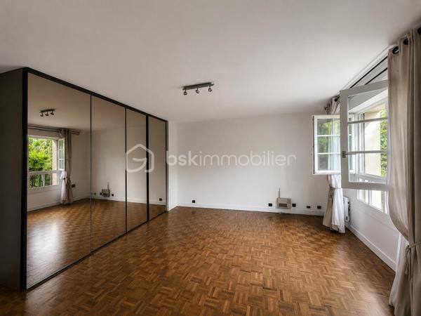 En plein cœur de Châtillon, face au parc des Sarments, découvrez ce charmant appartement 2 pièces d'environ 55 m², situé en rez-de-chaussée au sein de la résidence Paloma, une copropriété recherchée construite en 1991.

Fonctionnel et agréable à vivre, il se compose d'une entrée avec couloir desservant une cuisine indépendante, un séjour spacieux (23 m²) bénéficiant d'un espace penderie, une chambre ainsi qu'une salle de bains avec WC.

Une cave et une place de parking privative complètent ce bien.

Vous apprécierez avant tout son emplacement privilégié, en plein centre-ville, face au parc des Sarments et à proximité immédiate des commerces, des transports, des écoles et de toutes les commodités.

Véritable atout en été : l'appartement conserve une température agréable, même lors des épisodes de fortes chaleurs.

Un appartement idéal pour un premier achat, un investissement locatif ou un pied-à-terre, offrant un cadre de vie pratique et recherché.