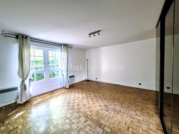 En plein cœur de Châtillon, face au parc des Sarments, découvrez ce charmant appartement 2 pièces d'environ 55 m², situé en rez-de-chaussée au sein de la résidence Paloma, une copropriété recherchée construite en 1991.

Fonctionnel et agréable à vivre, il se compose d'une entrée avec couloir desservant une cuisine indépendante, un séjour spacieux (23 m²) bénéficiant d'un espace penderie, une chambre ainsi qu'une salle de bains avec WC.

Une cave et une place de parking privative complètent ce bien.

Vous apprécierez avant tout son emplacement privilégié, en plein centre-ville, face au parc des Sarments et à proximité immédiate des commerces, des transports, des écoles et de toutes les commodités.

Véritable atout en été : l'appartement conserve une température agréable, même lors des épisodes de fortes chaleurs.

Un appartement idéal pour un premier achat, un investissement locatif ou un pied-à-terre, offrant un cadre de vie pratique et recherché.