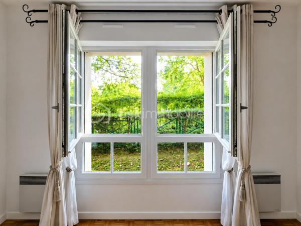 En plein cœur de Châtillon, face au parc des Sarments, découvrez ce charmant appartement 2 pièces d'environ 55 m², situé en rez-de-chaussée au sein de la résidence Paloma, une copropriété recherchée construite en 1991.

Fonctionnel et agréable à vivre, il se compose d'une entrée avec couloir desservant une cuisine indépendante, un séjour spacieux (23 m²) bénéficiant d'un espace penderie, une chambre ainsi qu'une salle de bains avec WC.

Une cave et une place de parking privative complètent ce bien.

Vous apprécierez avant tout son emplacement privilégié, en plein centre-ville, face au parc des Sarments et à proximité immédiate des commerces, des transports, des écoles et de toutes les commodités.

Véritable atout en été : l'appartement conserve une température agréable, même lors des épisodes de fortes chaleurs.

Un appartement idéal pour un premier achat, un investissement locatif ou un pied-à-terre, offrant un cadre de vie pratique et recherché.