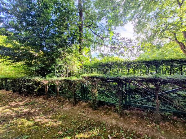 En plein cœur de Châtillon, face au parc des Sarments, découvrez ce charmant appartement 2 pièces d'environ 55 m², situé en rez-de-chaussée au sein de la résidence Paloma, une copropriété recherchée construite en 1991.

Fonctionnel et agréable à vivre, il se compose d'une entrée avec couloir desservant une cuisine indépendante, un séjour spacieux (23 m²) bénéficiant d'un espace penderie, une chambre ainsi qu'une salle de bains avec WC.

Une cave et une place de parking privative complètent ce bien.

Vous apprécierez avant tout son emplacement privilégié, en plein centre-ville, face au parc des Sarments et à proximité immédiate des commerces, des transports, des écoles et de toutes les commodités.

Véritable atout en été : l'appartement conserve une température agréable, même lors des épisodes de fortes chaleurs.

Un appartement idéal pour un premier achat, un investissement locatif ou un pied-à-terre, offrant un cadre de vie pratique et recherché.