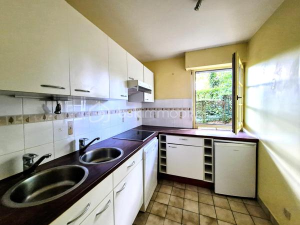 En plein cœur de Châtillon, face au parc des Sarments, découvrez ce charmant appartement 2 pièces d'environ 55 m², situé en rez-de-chaussée au sein de la résidence Paloma, une copropriété recherchée construite en 1991.

Fonctionnel et agréable à vivre, il se compose d'une entrée avec couloir desservant une cuisine indépendante, un séjour spacieux (23 m²) bénéficiant d'un espace penderie, une chambre ainsi qu'une salle de bains avec WC.

Une cave et une place de parking privative complètent ce bien.

Vous apprécierez avant tout son emplacement privilégié, en plein centre-ville, face au parc des Sarments et à proximité immédiate des commerces, des transports, des écoles et de toutes les commodités.

Véritable atout en été : l'appartement conserve une température agréable, même lors des épisodes de fortes chaleurs.

Un appartement idéal pour un premier achat, un investissement locatif ou un pied-à-terre, offrant un cadre de vie pratique et recherché.