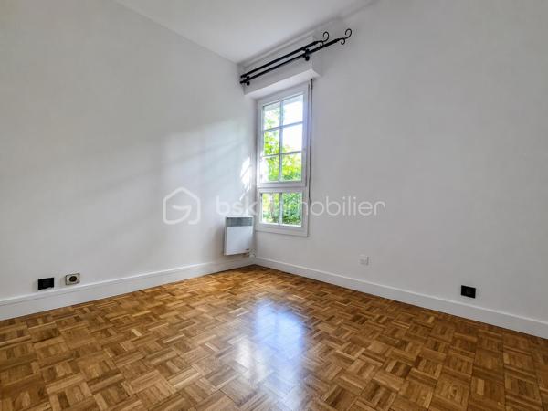 En plein cœur de Châtillon, face au parc des Sarments, découvrez ce charmant appartement 2 pièces d'environ 55 m², situé en rez-de-chaussée au sein de la résidence Paloma, une copropriété recherchée construite en 1991.

Fonctionnel et agréable à vivre, il se compose d'une entrée avec couloir desservant une cuisine indépendante, un séjour spacieux (23 m²) bénéficiant d'un espace penderie, une chambre ainsi qu'une salle de bains avec WC.

Une cave et une place de parking privative complètent ce bien.

Vous apprécierez avant tout son emplacement privilégié, en plein centre-ville, face au parc des Sarments et à proximité immédiate des commerces, des transports, des écoles et de toutes les commodités.

Véritable atout en été : l'appartement conserve une température agréable, même lors des épisodes de fortes chaleurs.

Un appartement idéal pour un premier achat, un investissement locatif ou un pied-à-terre, offrant un cadre de vie pratique et recherché.