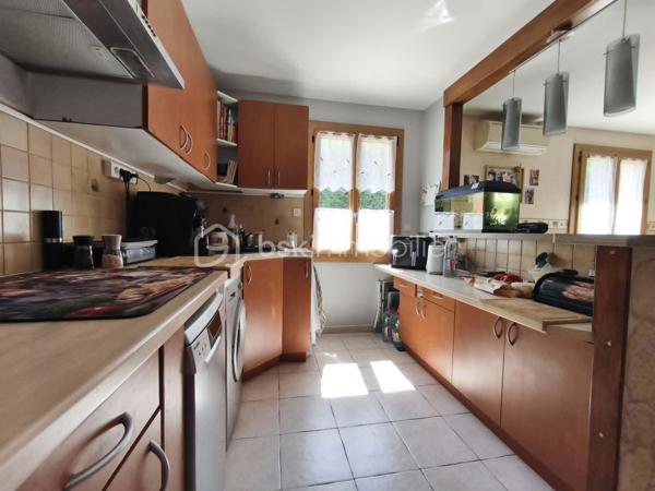 Située dans un environnement calme, à Crouy-sur-Ourcq, proche des commodités (commerces, écoles, services) et de la gare direction Paris Gare de l'Est (ligne P), 

Cette agréable maison de plain-pied se compose d'une entrée, d'une pièce de vie lumineuse avec séjour/salle à manger avec une cuisine ouverte aménagée et équipée, 
L'espace nuit comprend trois chambres, une salle d'eau et un WC indépendant, offrant une distribution pratique pour toute la famille.

Édifiée sur un terrain de 1 101 m², cette maison offre un bel espace extérieur à aménager selon vos envies : jardin paysager, terrasse, aire de jeux ou potager.

Côté confort, vous bénéficierez d'une pompe à chaleur, permettant d'obtenir un excellent classement énergétique (DPE : C), synonyme d'économies d'énergie et de confort au quotidien.

A découvrir