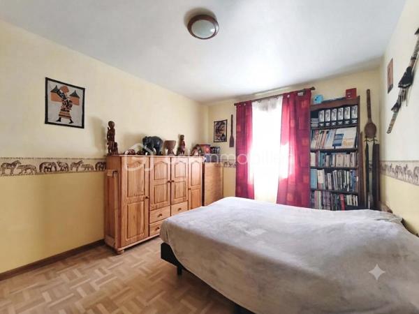 Située dans un environnement calme, à Crouy-sur-Ourcq, proche des commodités (commerces, écoles, services) et de la gare direction Paris Gare de l'Est (ligne P), 

Cette agréable maison de plain-pied se compose d'une entrée, d'une pièce de vie lumineuse avec séjour/salle à manger avec une cuisine ouverte aménagée et équipée, 
L'espace nuit comprend trois chambres, une salle d'eau et un WC indépendant, offrant une distribution pratique pour toute la famille.

Édifiée sur un terrain de 1 101 m², cette maison offre un bel espace extérieur à aménager selon vos envies : jardin paysager, terrasse, aire de jeux ou potager.

Côté confort, vous bénéficierez d'une pompe à chaleur, permettant d'obtenir un excellent classement énergétique (DPE : C), synonyme d'économies d'énergie et de confort au quotidien.

A découvrir