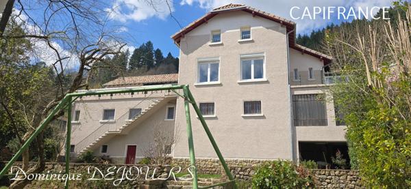 Grande maison familiale de 230m² + Studio indépendant avec un jardin, une belle terrrasse, ainsi qu'un grand local commercial de 218m²