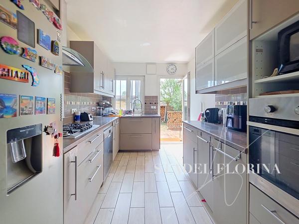 Maison
         5 pièces
        - 120 m² Exclusivité 630 000 € *
