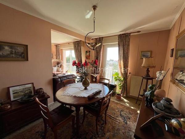 Appartement bien conçu, situé au 3ème et dernier étage d'une copropriété calme et bien entretenue comprenant:

Entrée de 9.54 m² avec rangement, séjour de 17.55 m² sur terrasse de 8.45 m², orienté OUEST, semi ouvert sur salle à manger de 11.15 m² (ou chambre), cuisine de 8.27 m², 2 chambres de 12.97 et 11.52 m², salle d'eau de 3.23 m², débarras de 1.14 m² et WC de 1.02 m².

Une place de parking et une cave complètent ce bien.
Local à vélos.

La plage de Bonne Source est à 500 mètres,
Les commerces et le marché sont à 1 km.
Vue dégagée sur Pornichet et aperçu mer.

Faibles charges de copropriété car pas d'ascenseur.

Les menuiseries, la chaudière, l'étanchéité et l'isolation de la toiture terrasse et la douche sont récents. Des travaux sont à prévoir.

A VISITER SANS TARDER!!!

Délégation de mandat.