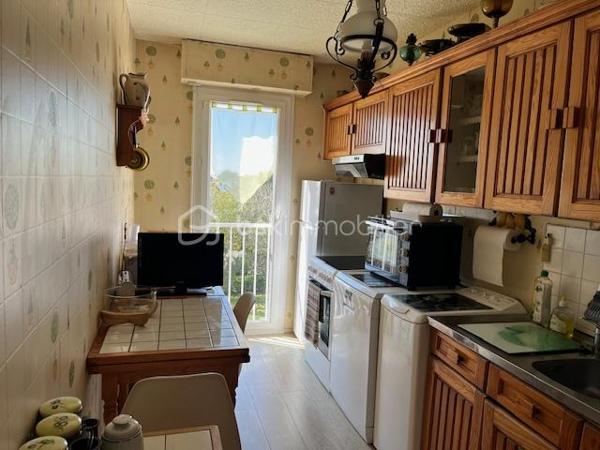 Appartement bien conçu, situé au 3ème et dernier étage d'une copropriété calme et bien entretenue comprenant:

Entrée de 9.54 m² avec rangement, séjour de 17.55 m² sur terrasse de 8.45 m², orienté OUEST, semi ouvert sur salle à manger de 11.15 m² (ou chambre), cuisine de 8.27 m², 2 chambres de 12.97 et 11.52 m², salle d'eau de 3.23 m², débarras de 1.14 m² et WC de 1.02 m².

Une place de parking et une cave complètent ce bien.
Local à vélos.

La plage de Bonne Source est à 500 mètres,
Les commerces et le marché sont à 1 km.
Vue dégagée sur Pornichet et aperçu mer.

Faibles charges de copropriété car pas d'ascenseur.

Les menuiseries, la chaudière, l'étanchéité et l'isolation de la toiture terrasse et la douche sont récents. Des travaux sont à prévoir.

A VISITER SANS TARDER!!!

Délégation de mandat.