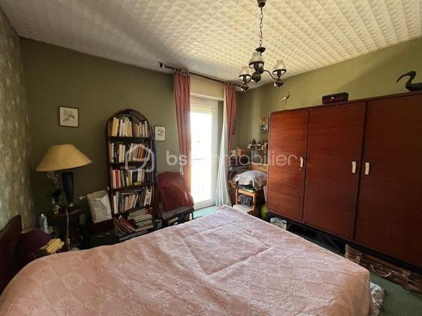Appartement bien conçu, situé au 3ème et dernier étage d'une copropriété calme et bien entretenue comprenant:

Entrée de 9.54 m² avec rangement, séjour de 17.55 m² sur terrasse de 8.45 m², orienté OUEST, semi ouvert sur salle à manger de 11.15 m² (ou chambre), cuisine de 8.27 m², 2 chambres de 12.97 et 11.52 m², salle d'eau de 3.23 m², débarras de 1.14 m² et WC de 1.02 m².

Une place de parking et une cave complètent ce bien.
Local à vélos.

La plage de Bonne Source est à 500 mètres,
Les commerces et le marché sont à 1 km.
Vue dégagée sur Pornichet et aperçu mer.

Faibles charges de copropriété car pas d'ascenseur.

Les menuiseries, la chaudière, l'étanchéité et l'isolation de la toiture terrasse et la douche sont récents. Des travaux sont à prévoir.

A VISITER SANS TARDER!!!

Délégation de mandat.