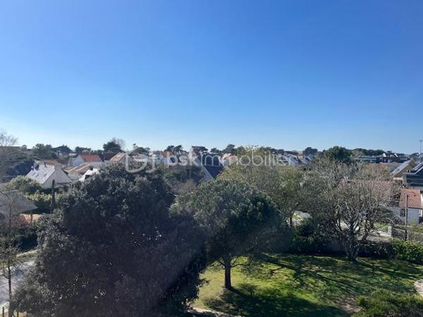 Appartement bien conçu, situé au 3ème et dernier étage d'une copropriété calme et bien entretenue comprenant:

Entrée de 9.54 m² avec rangement, séjour de 17.55 m² sur terrasse de 8.45 m², orienté OUEST, semi ouvert sur salle à manger de 11.15 m² (ou chambre), cuisine de 8.27 m², 2 chambres de 12.97 et 11.52 m², salle d'eau de 3.23 m², débarras de 1.14 m² et WC de 1.02 m².

Une place de parking et une cave complètent ce bien.
Local à vélos.

La plage de Bonne Source est à 500 mètres,
Les commerces et le marché sont à 1 km.
Vue dégagée sur Pornichet et aperçu mer.

Faibles charges de copropriété car pas d'ascenseur.

Les menuiseries, la chaudière, l'étanchéité et l'isolation de la toiture terrasse et la douche sont récents. Des travaux sont à prévoir.

A VISITER SANS TARDER!!!

Délégation de mandat.